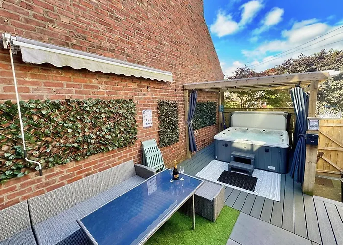 Hot Tub, Free Parking, Near Shops & Restaurants, Location 1M To City