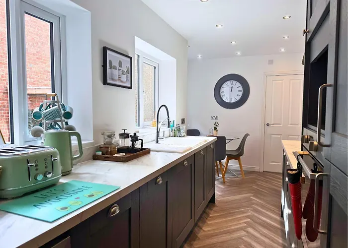 Hot Tub, Free Parking, Near Shops & Restaurants, Location 1M To City
