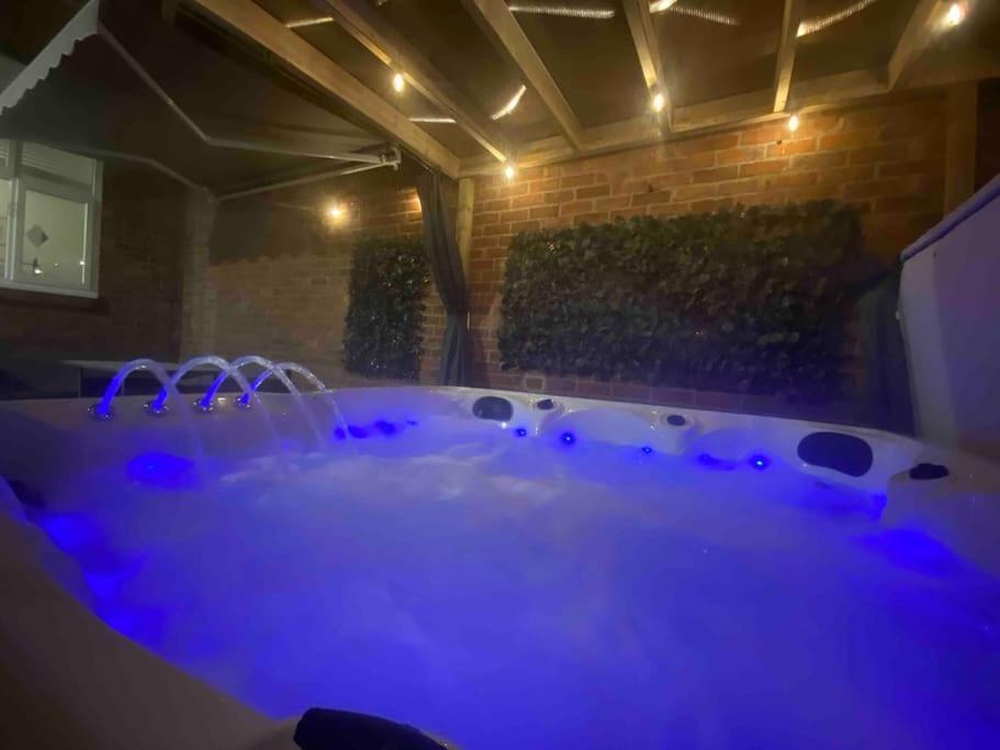 Hot Tub, Free Parking, Near Shops & Restaurants, Location 1m To Jesmond