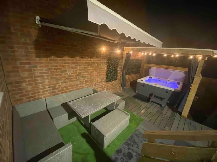 Apartment Hot Tub, Free Parking, Near Shops & Restaurants, Location 1m To *