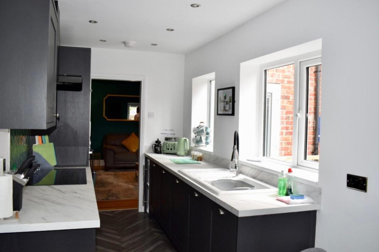 Hot Tub, Free Parking, Near Shops & Restaurants, Location 1m To