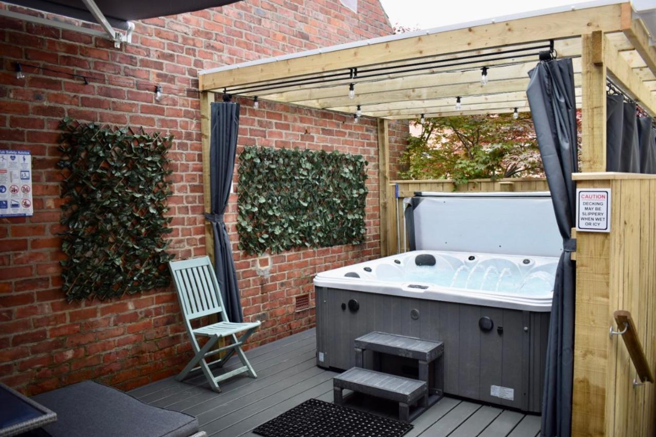 Apartment Hot Tub, Free Parking, Near Shops & Restaurants, Location 1m To *