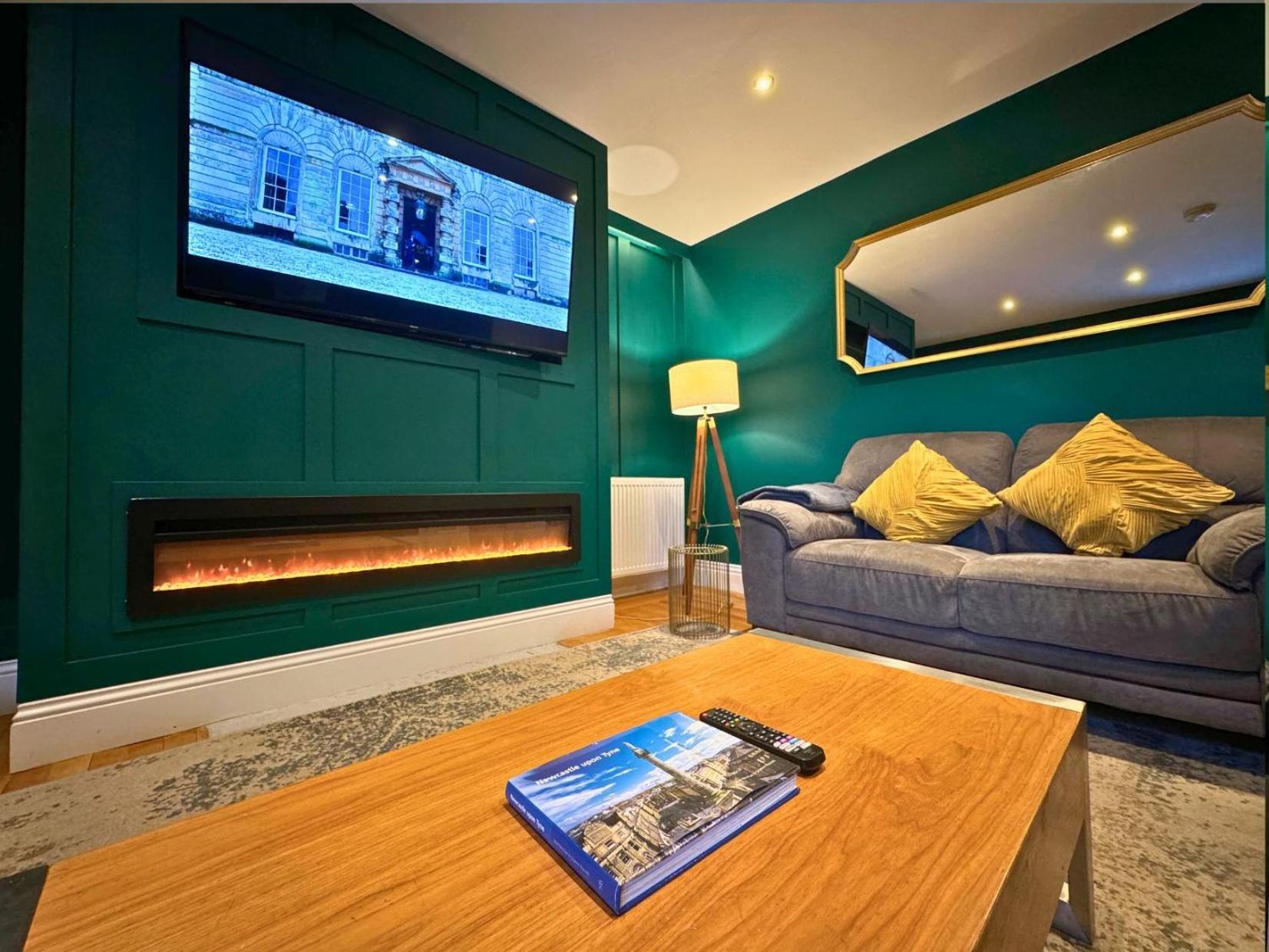Hot Tub, Free Parking, Near Shops & Restaurants, Location 1m To Apartment *