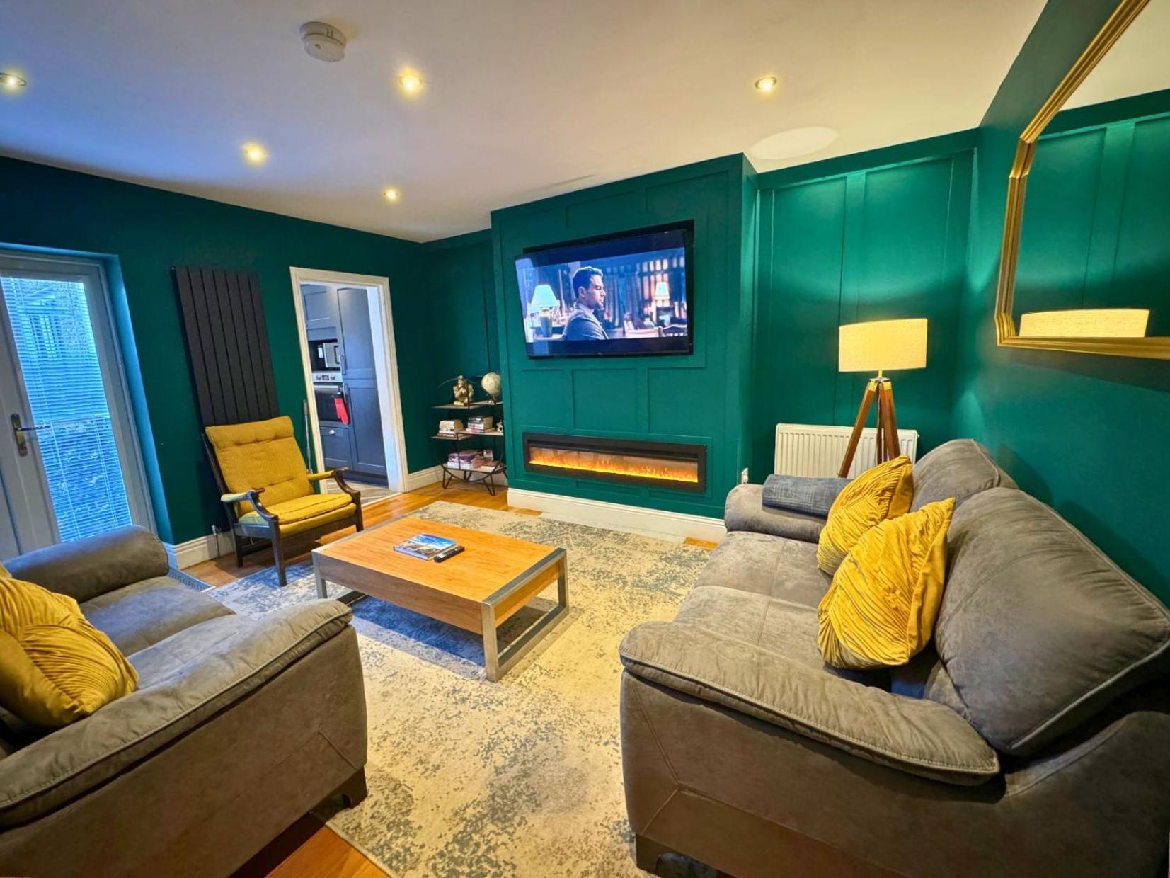 Apartment Hot Tub, Free Parking, Near Shops & Restaurants, Location 1m To *