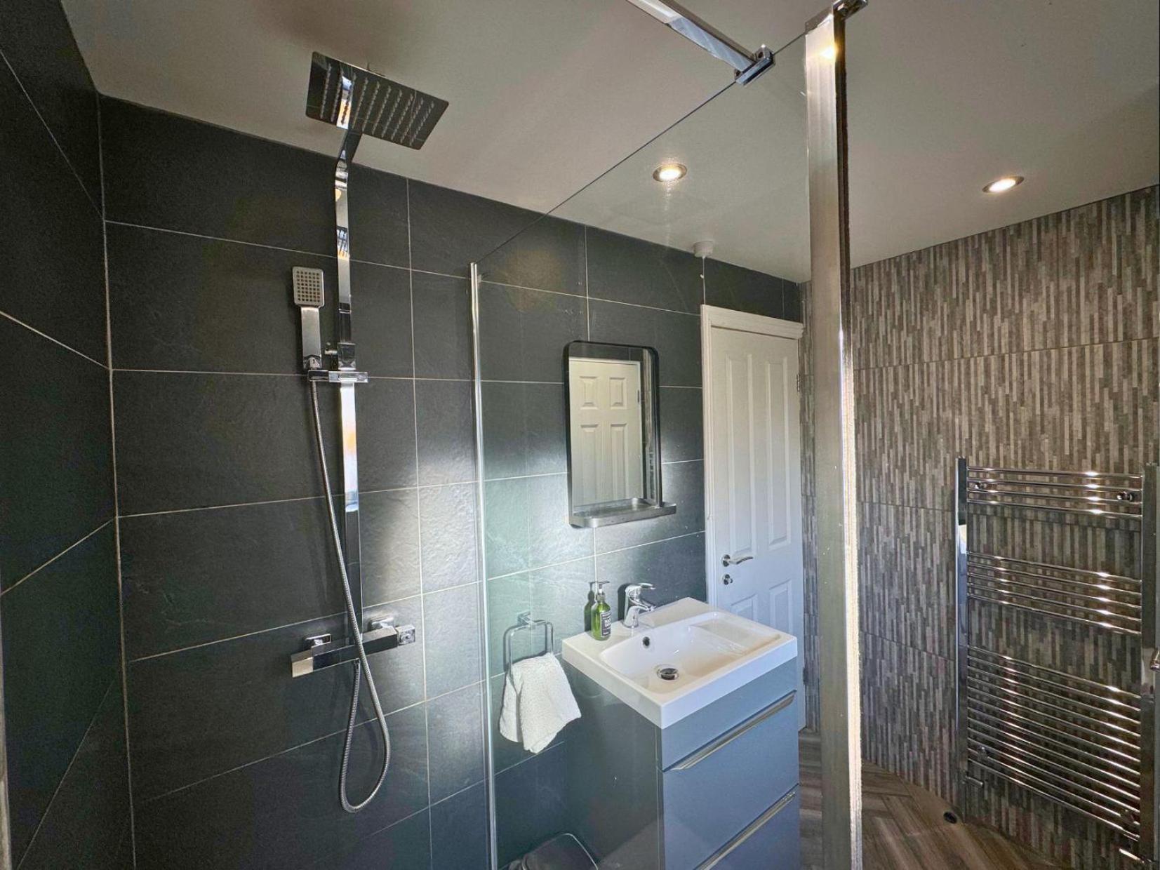 Hot Tub, Free Parking, Near Shops & Restaurants, Location 1m To *