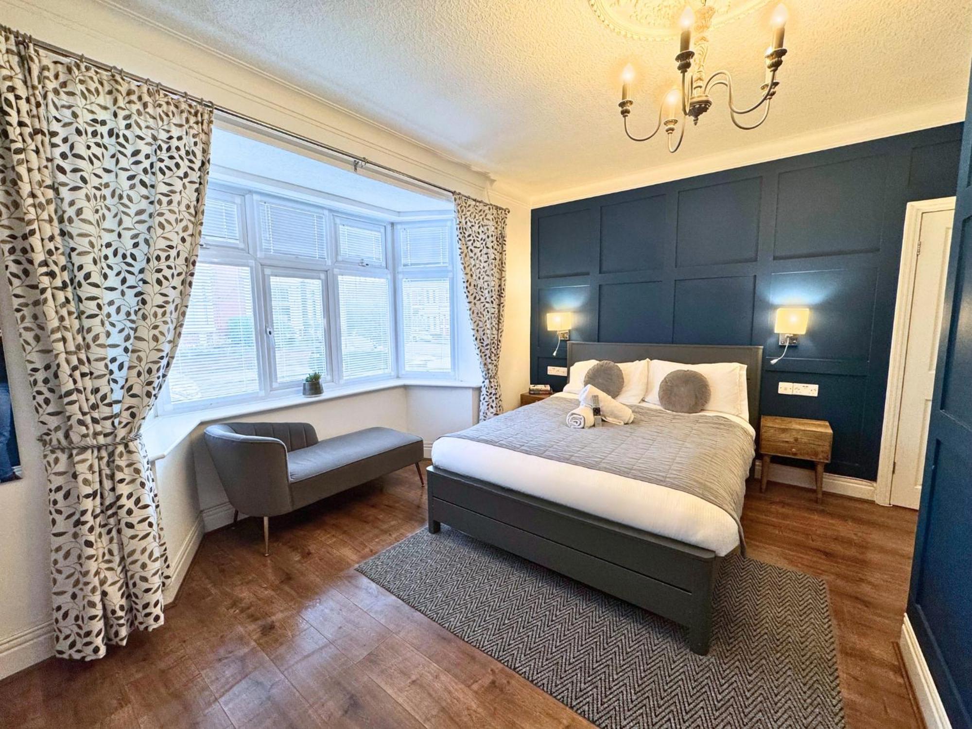 Hot Tub, Free Parking, Near Shops & Restaurants, Location 1m To *