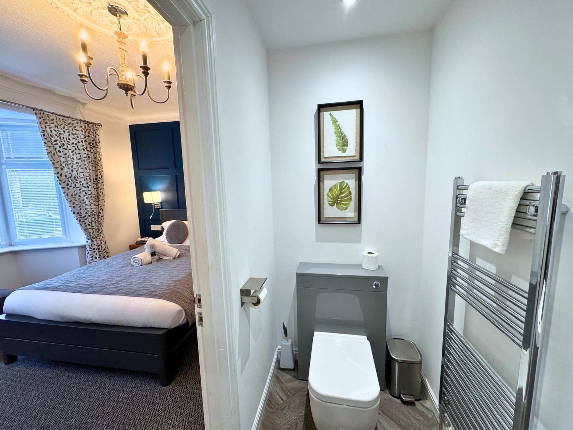Hot Tub, Free Parking, Near Shops & Restaurants, Location 1m To