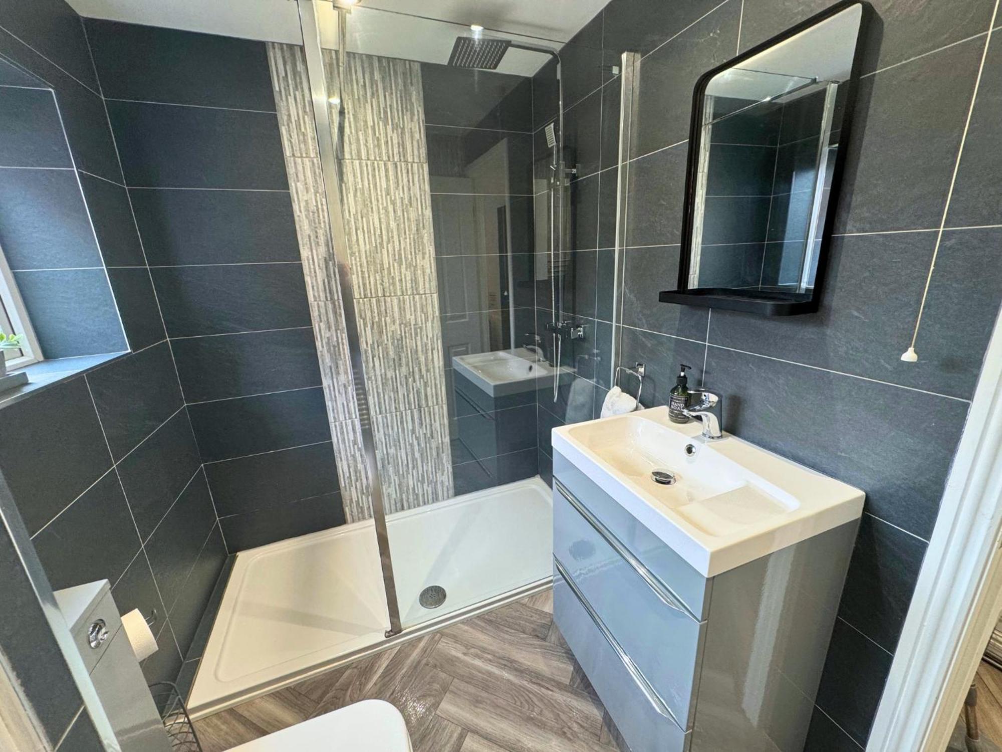 Hot Tub, Free Parking, Near Shops & Restaurants, Location 1m To Apartment