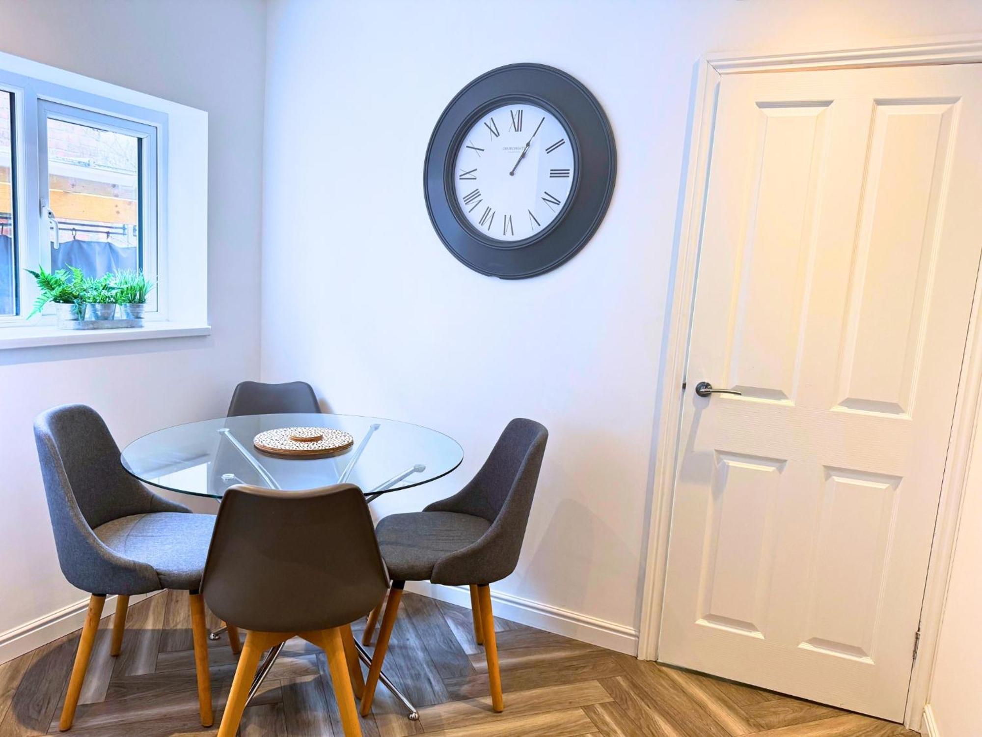 Apartment Hot Tub, Free Parking, Near Shops & Restaurants, Location 1m To