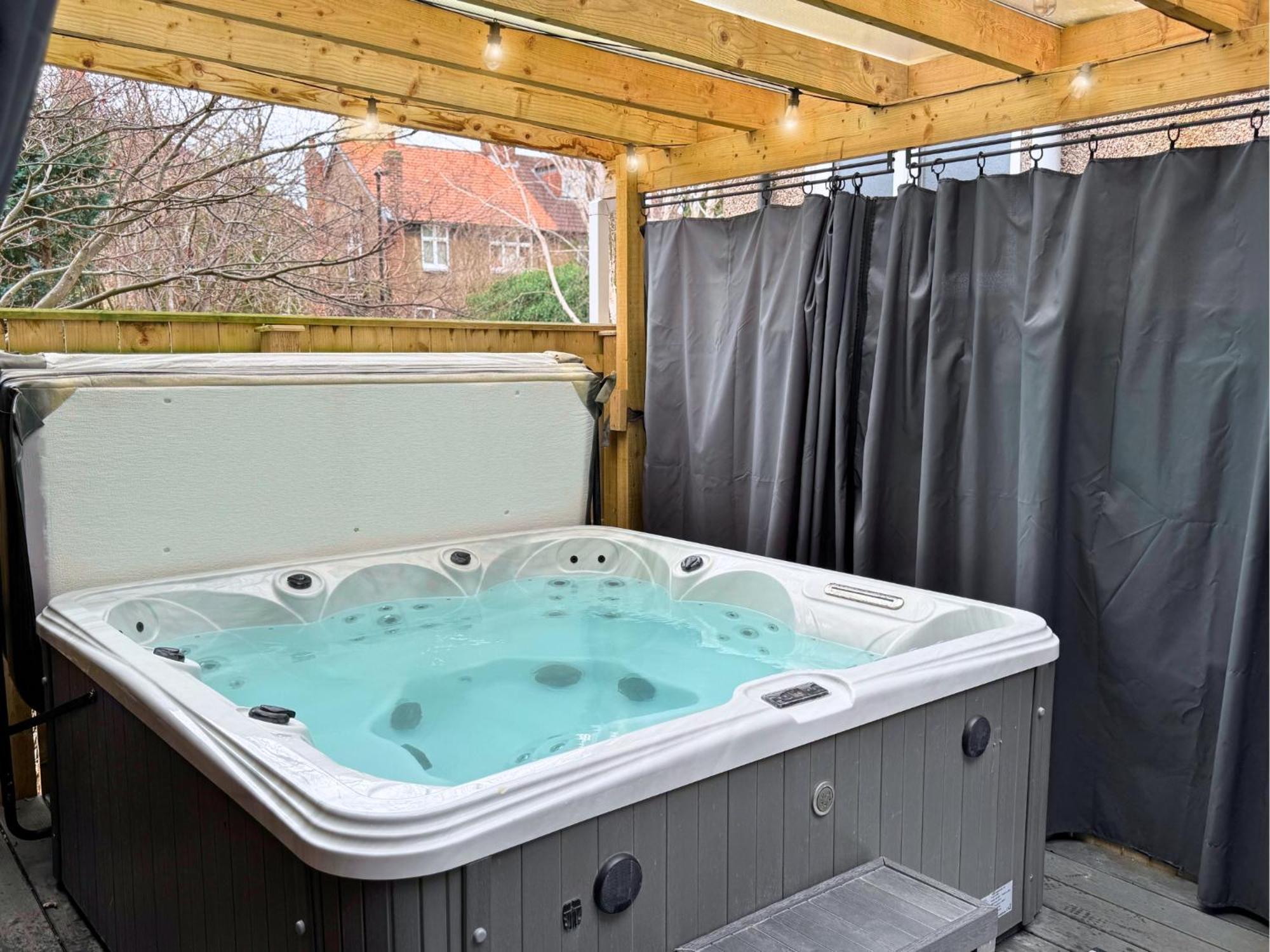 Hot Tub, Free Parking, Near Shops & Restaurants, Location 1m To Jesmond