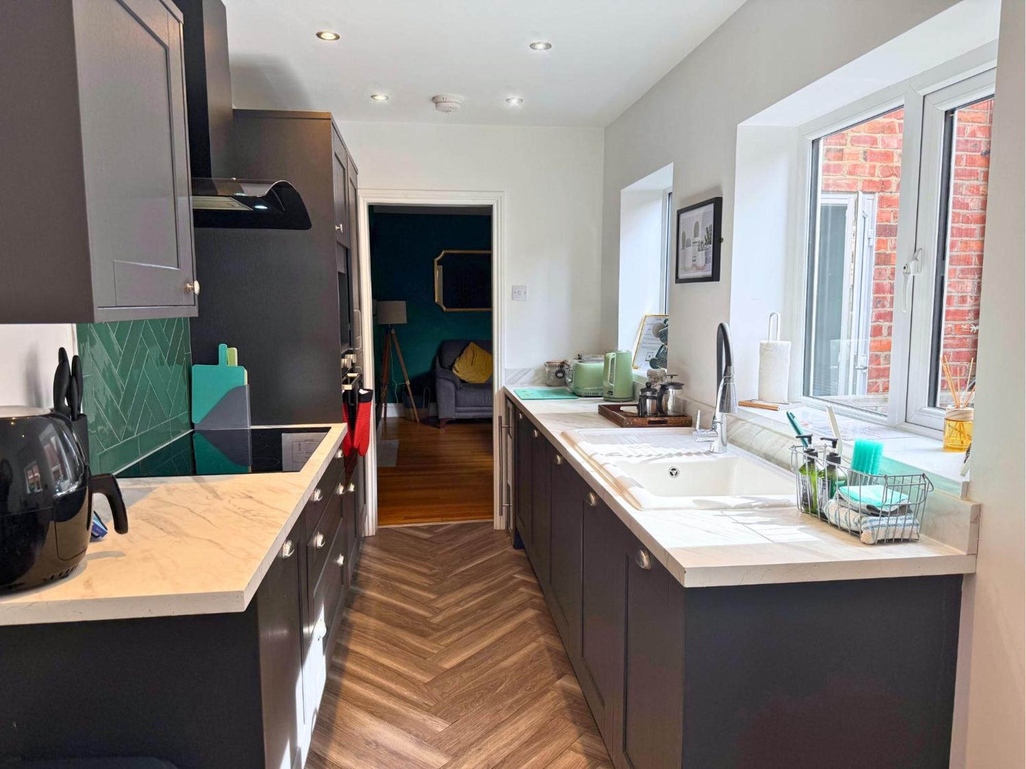 Apartment Hot Tub, Free Parking, Near Shops & Restaurants, Location 1m To