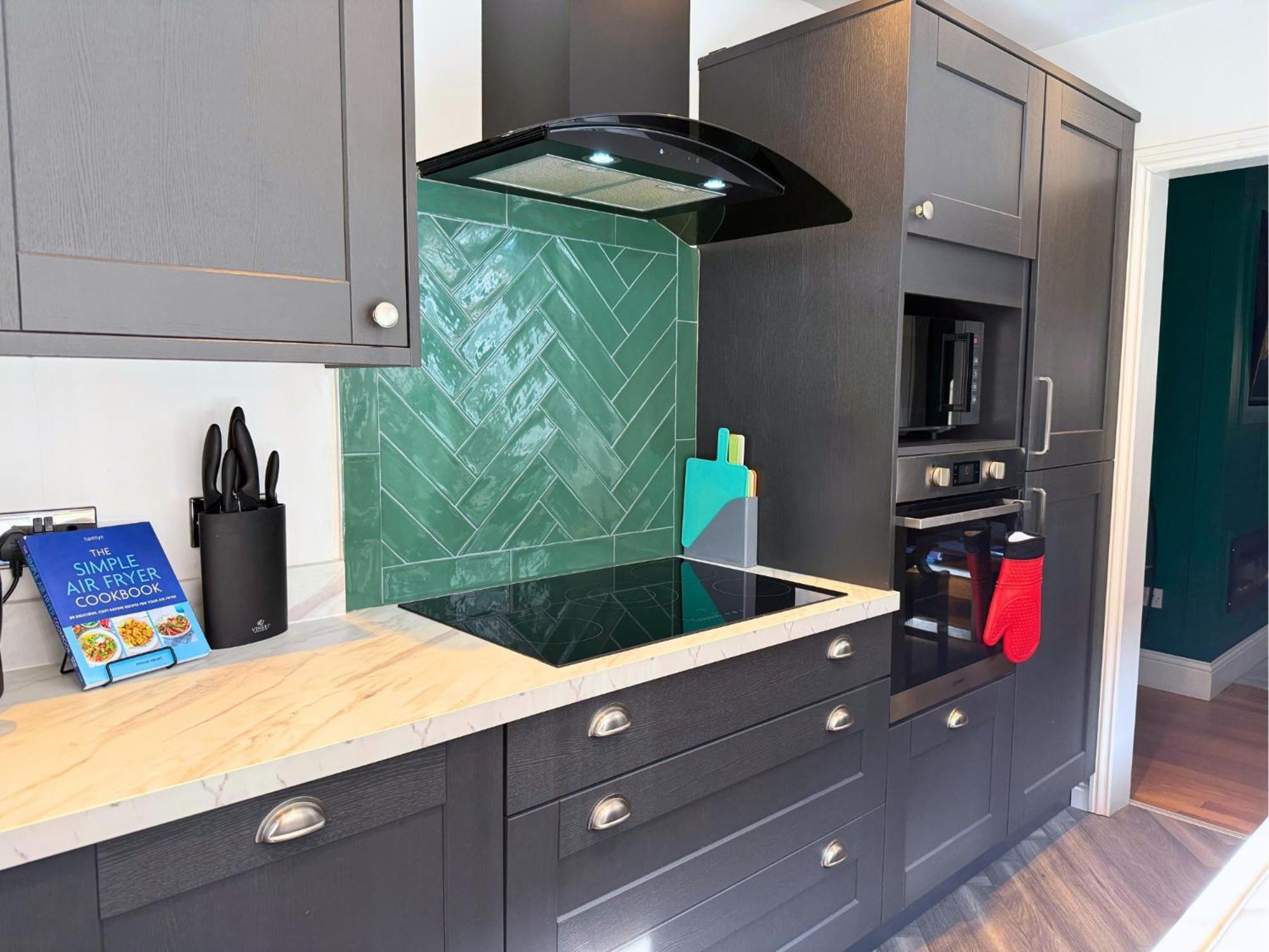 Hot Tub, Free Parking, Near Shops & Restaurants, Location 1m To Apartment *