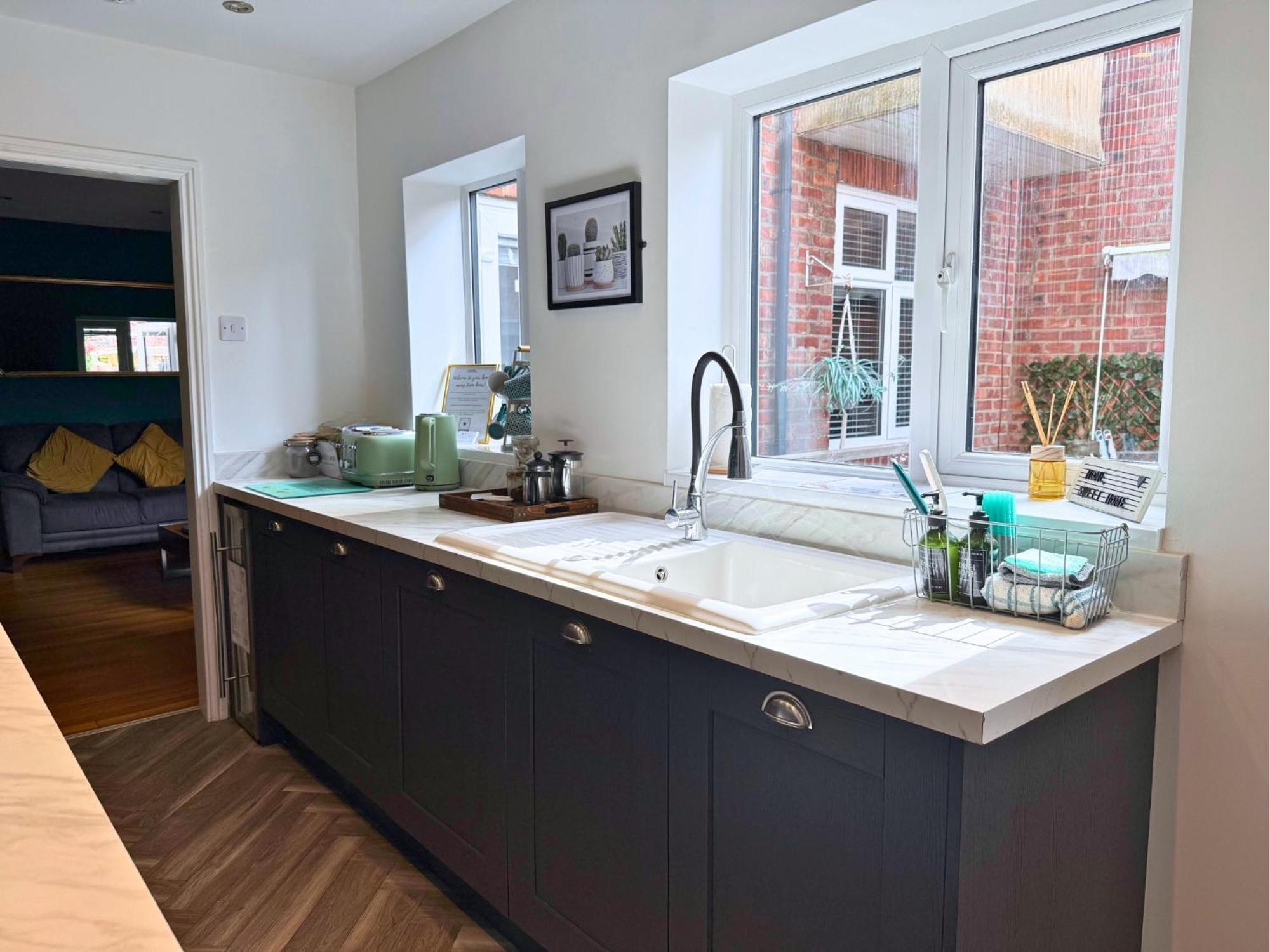 Apartment Hot Tub, Free Parking, Near Shops & Restaurants, Location 1m To *