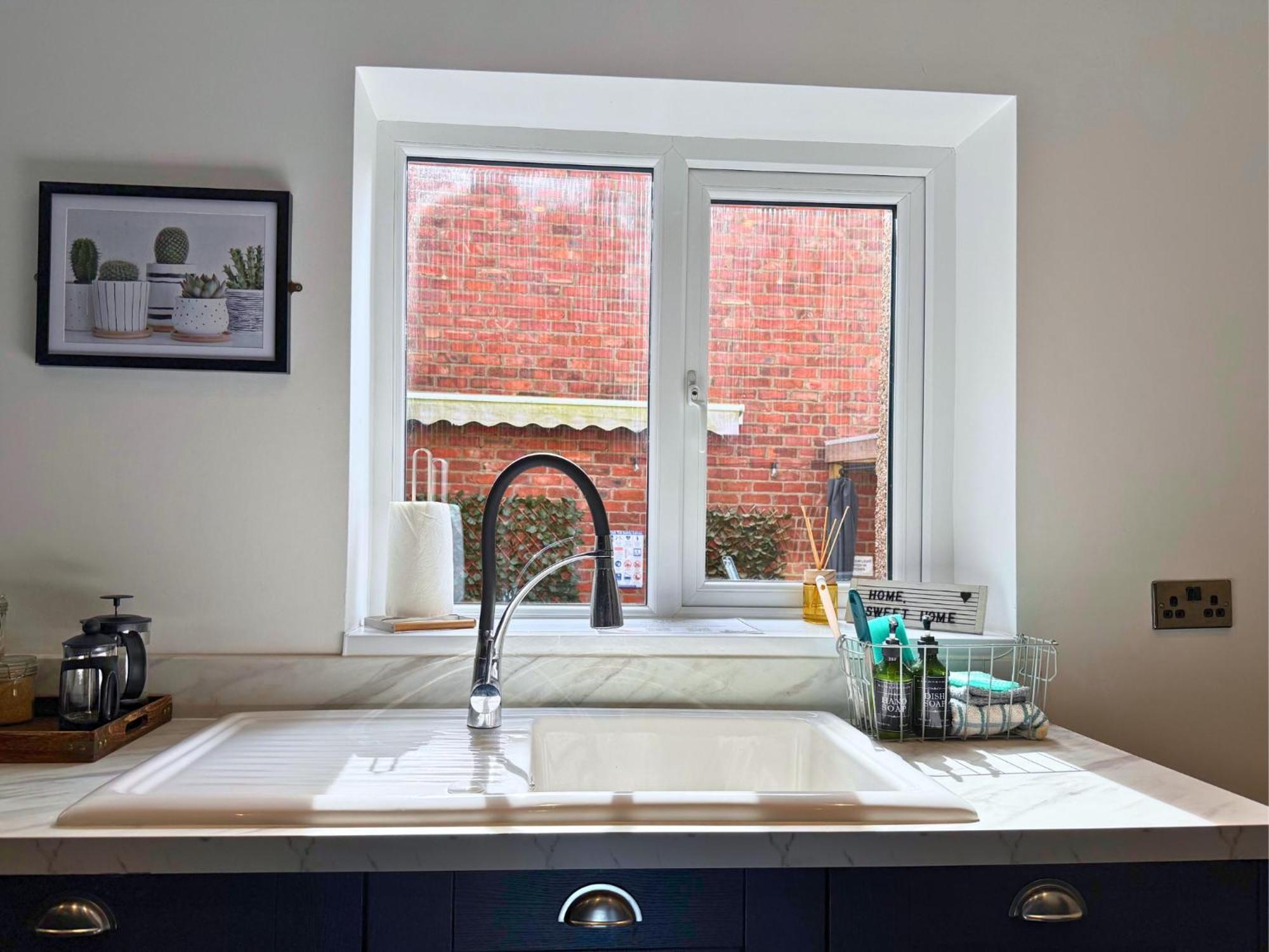 Hot Tub, Free Parking, Near Shops & Restaurants, Location 1m To *