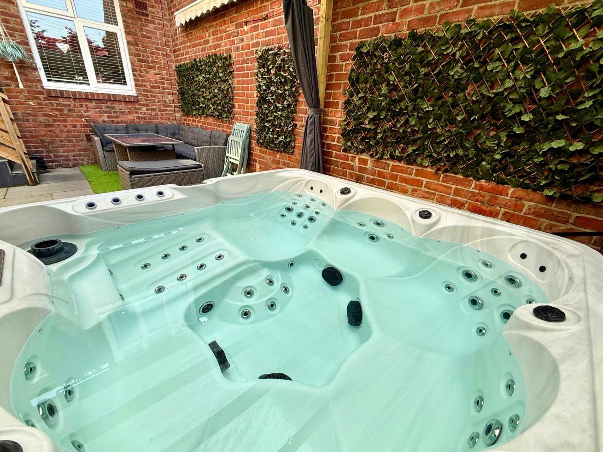 Hot Tub, Free Parking, Near Shops & Restaurants, Location 1m To Apartment