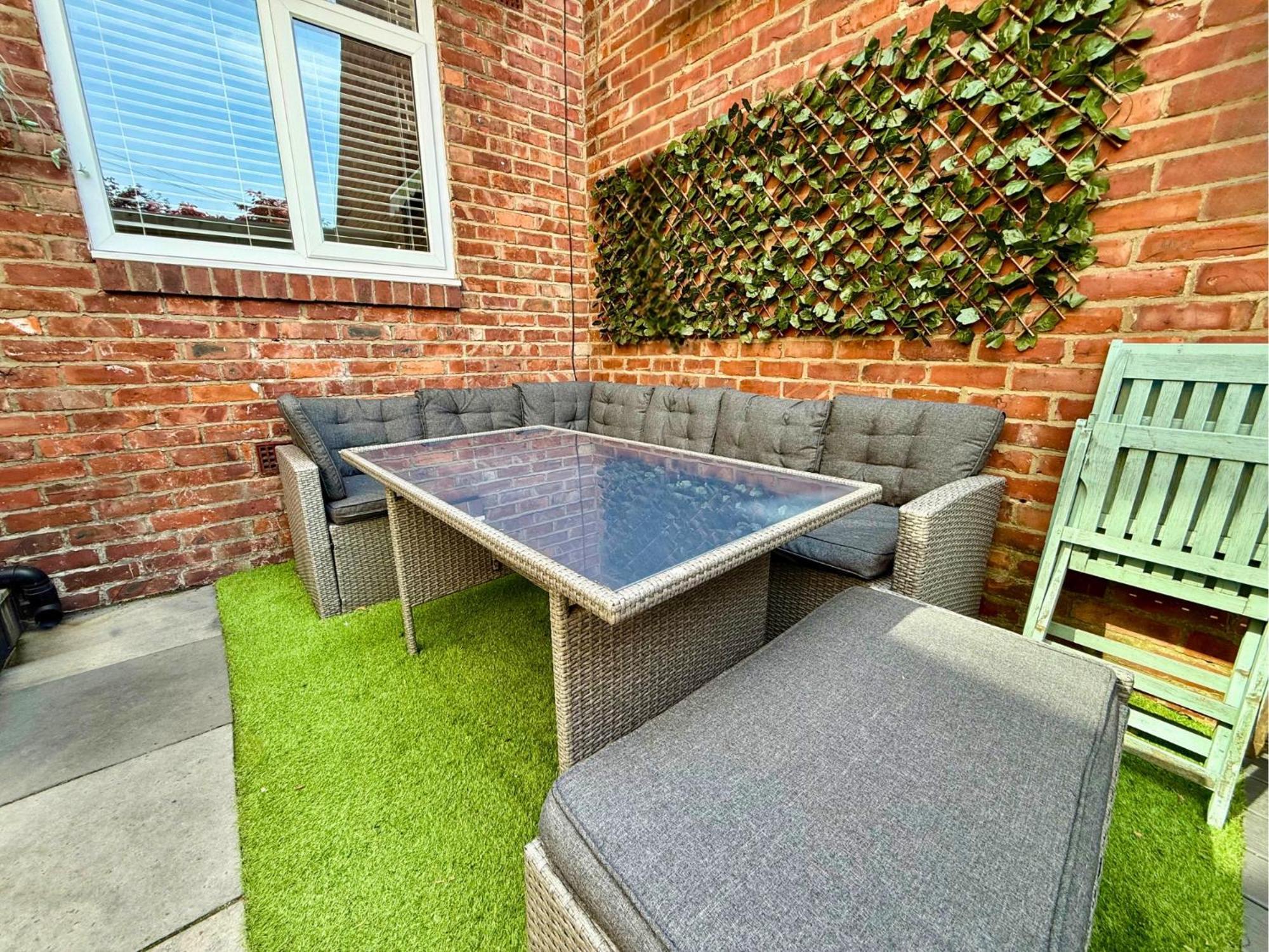 Apartment Hot Tub, Free Parking, Near Shops & Restaurants, Location 1m To *
