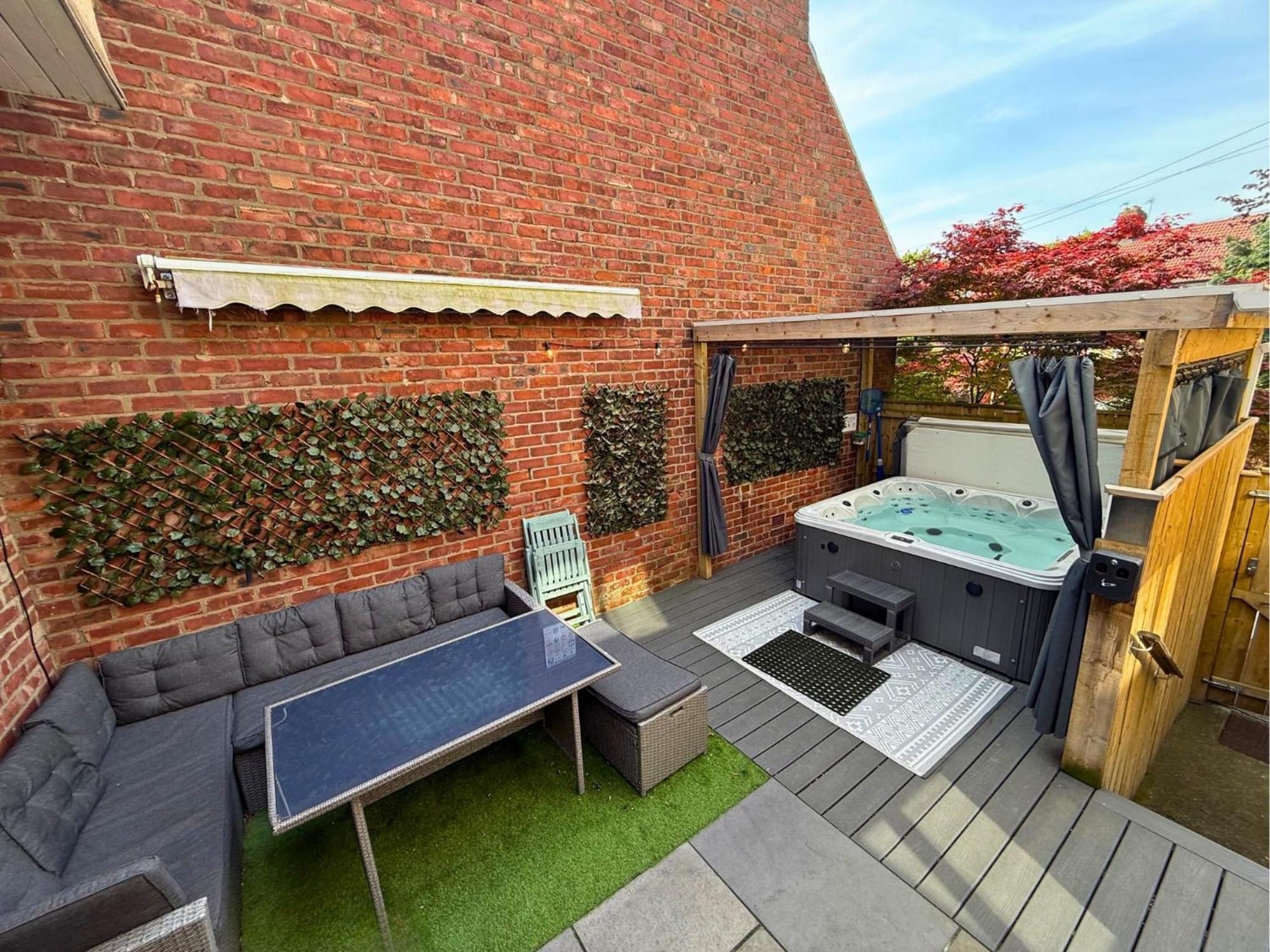 Hot Tub, Free Parking, Near Shops & Restaurants, Location 1m To Apartment